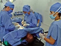 Reimplantan en hospital cubano brazo desprendido a joven trabajador